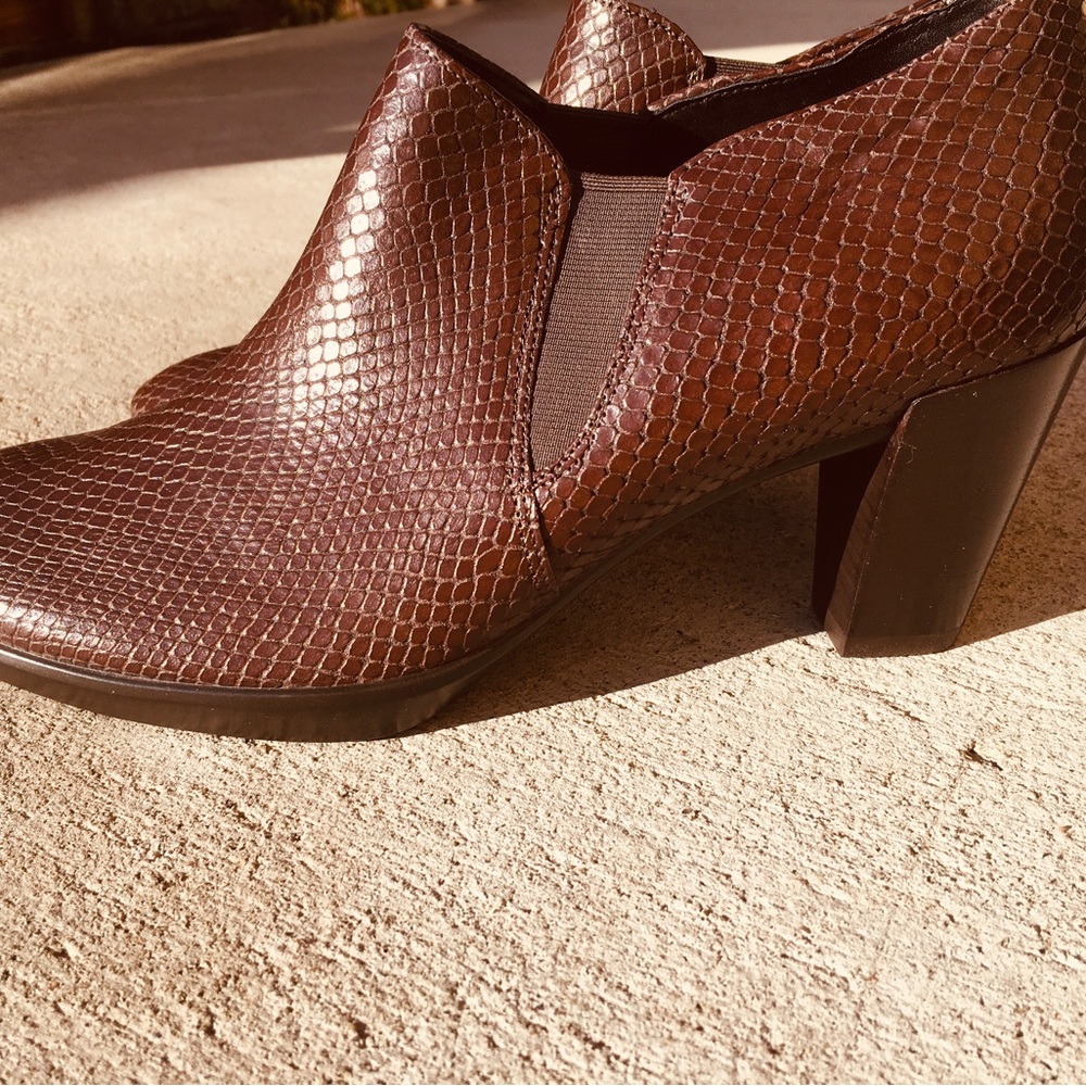 Woman’s low cut booties size 10